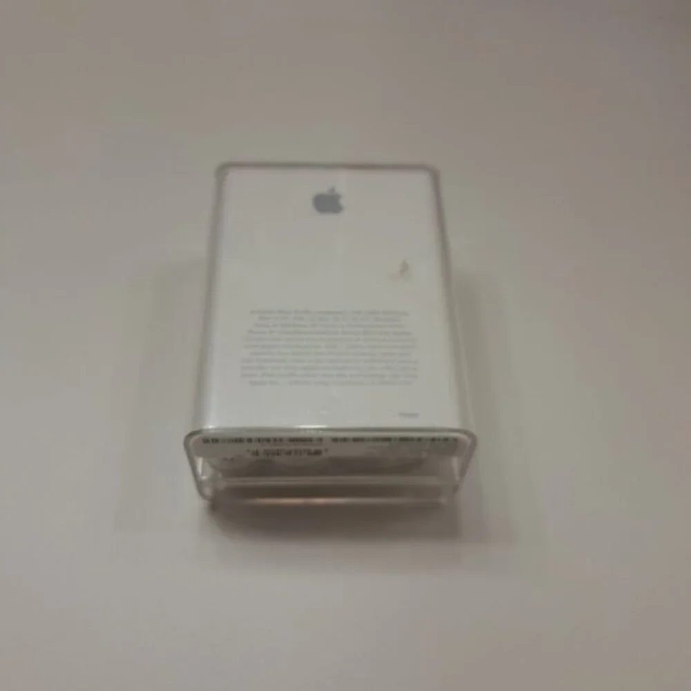 1X Apple IPod Shuffle 3rd Generation Silver 2gb Very Good To Like New